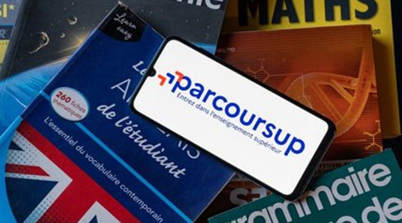 Écran de smartphone affichant le logo Parcoursup