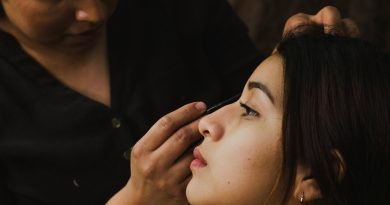 Maquilleuse en train de maquiller une cliente, exemple de pratique en esthétique.