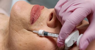 Un professionnel réalise une injection esthétique sur le visage d’une patiente, illustrant l’essor de la médecine esthétique.