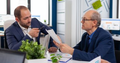 Un conseiller patrimonial échange avec un client dans un bureau moderne