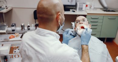 Vieil homme assis dans le bureau du dentiste