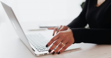 Femme travaillant sur un ordinateur portable