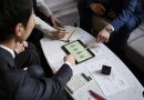 Gens d’affaires travaillant avec un iPad vu de haut