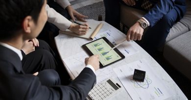 Gens d’affaires travaillant avec un iPad vu de haut