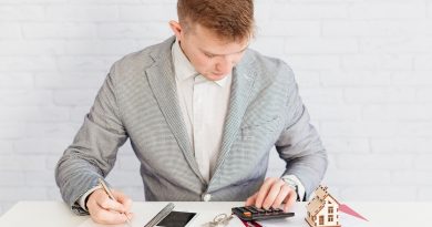 Un homme en costume travaille à son bureau