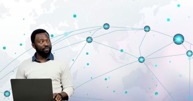 Homme avec un ordinateur portable devant une carte du monde avec des connexions en réseau