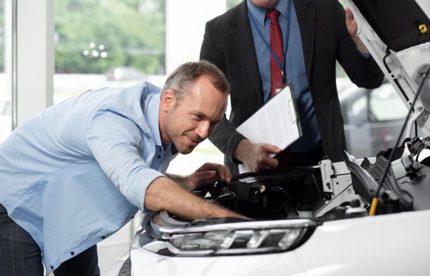 client chez concessionnaire automobile