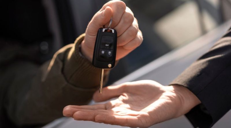 mains tenant la clé de voiture