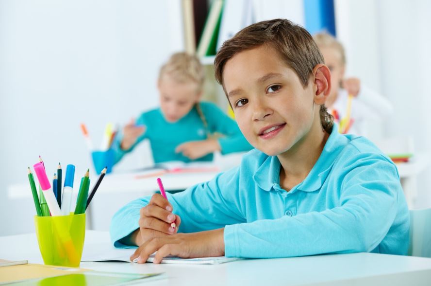 étudiant primaire tenant un crayon