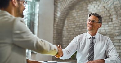 Deux entrepreneurs serrant la main lors d’une signature de contrat