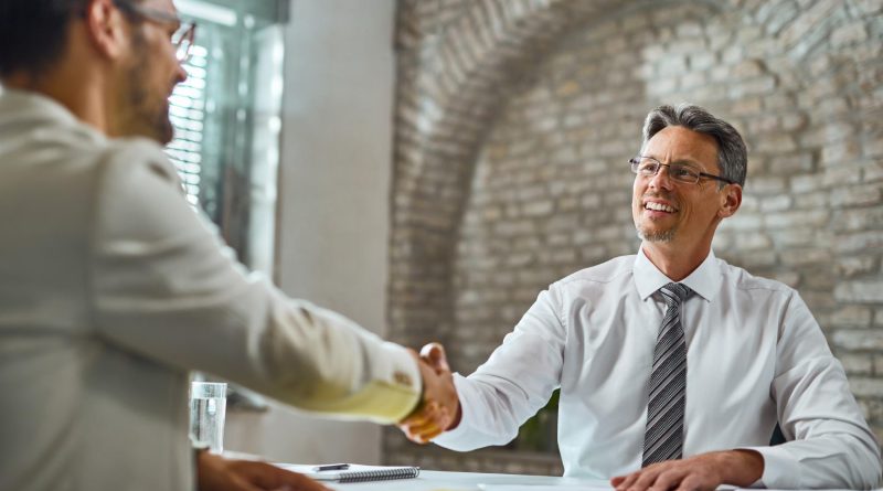 Deux entrepreneurs serrant la main lors d’une signature de contrat