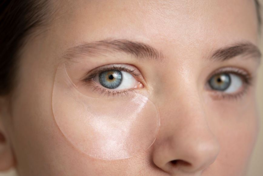 Jeune femme portant un masque des yeux