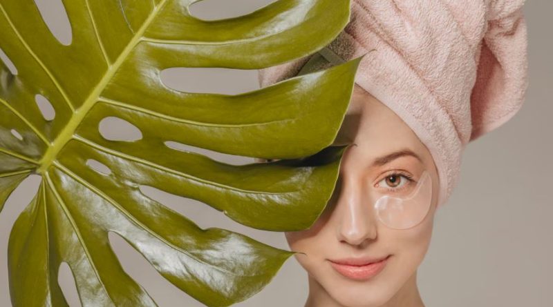 Fille avec une serviette sur la tête avec une feuille