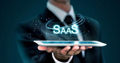 Un professionnel en costume tient une tablette numérique au-dessus de laquelle flotte l'acronyme "SaaS"