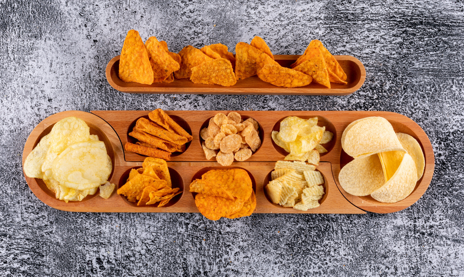 Plateau en bois compartimenté présentant une large variété de chips