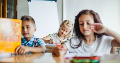 trois enfants étudiant en classe
