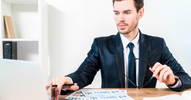 Jeune expert financier analysant des rapports sur ordinateur pour sécuriser des investissements