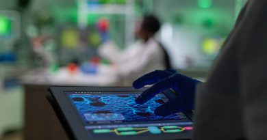 Analyse de données microscopiques sur tablette dans un laboratoire scientifique moderne.