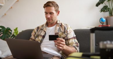 Homme utilisant un ordinateur et une carte