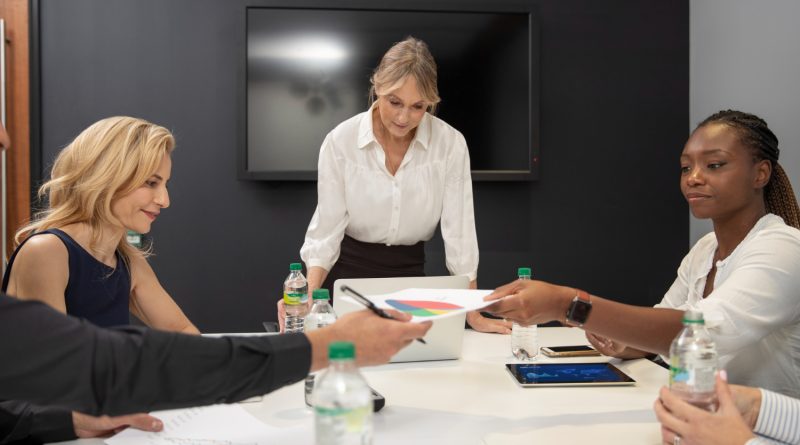 Équipe internationale échangeant des rapports en réunion