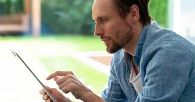 Homme utilisant une tablette en extérieur