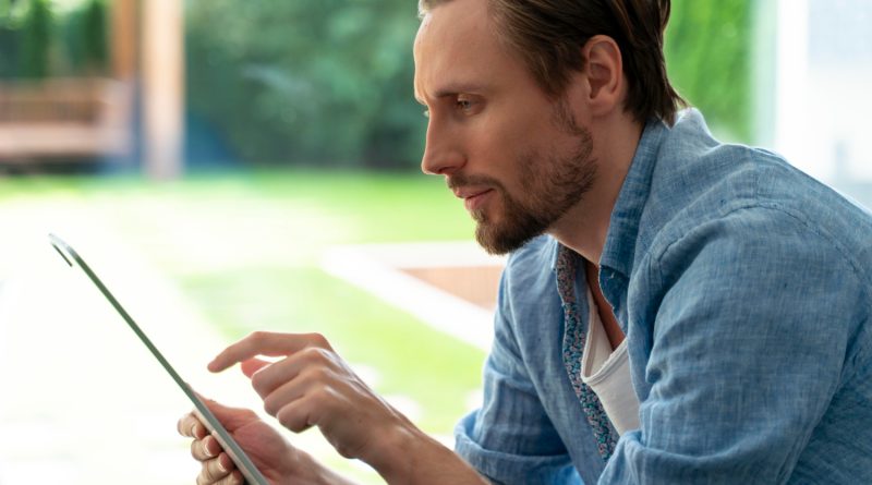 Homme utilisant une tablette en extérieur