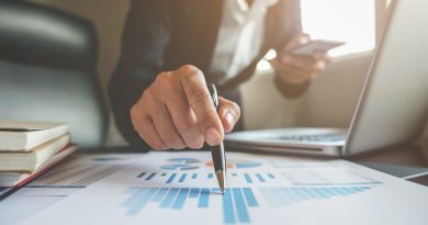 Expert analysant des graphiques financiers au stylo