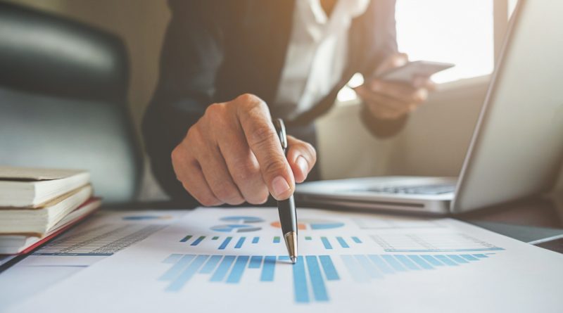 Expert analysant des graphiques financiers au stylo