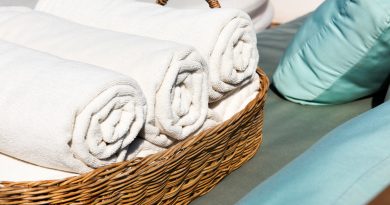 Panier d'osier avec serviettes blanches