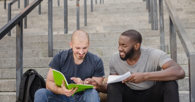Étudiants internationaux échangeant sur un escalier extérieur