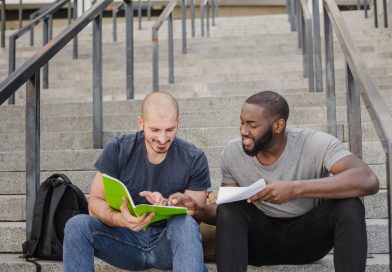 Étudiants internationaux échangeant sur un escalier extérieur