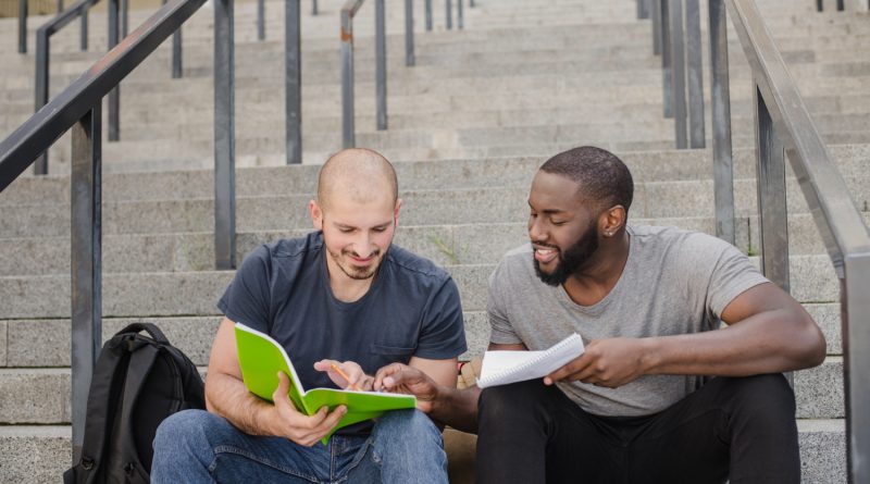 Étudiants internationaux échangeant sur un escalier extérieur