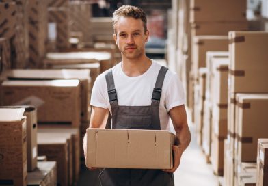 Opérateur portant un colis dans un entrepôt e-commerce.