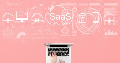 M&A SaaS : Les critères qui créent réellement de la valeur lors d’une acquisition Une personne utilise un ordinateur portable sur un fond rose. Au-dessus de l'ordinateur, un graphique numérique montre des nuages avec le mot « SaaS » (Logiciel en tant que Service) et d'autres symboles technologiques.