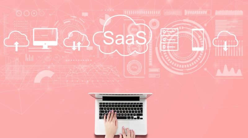 M&A SaaS : Les critères qui créent réellement de la valeur lors d’une acquisition Une personne utilise un ordinateur portable sur un fond rose. Au-dessus de l'ordinateur, un graphique numérique montre des nuages avec le mot « SaaS » (Logiciel en tant que Service) et d'autres symboles technologiques.