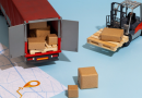 Maquette miniature d'un camion de transport, d'un chariot élévateur avec des colis en carton et d'une carte routière sur fond bleu