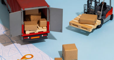 Maquette miniature d'un camion de transport, d'un chariot élévateur avec des colis en carton et d'une carte routière sur fond bleu