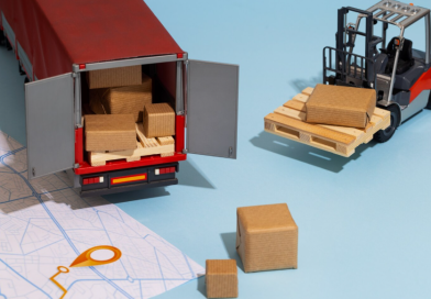 Next Terra International : un partenaire stratégique pour la logistique internationale Maquette miniature d'un camion de transport, d'un chariot élévateur avec des colis en carton et d'une carte routière sur fond bleu