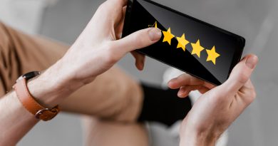 une personne tenant un smartphone à deux mains en mode paysage pour attribuer une note sous forme d'étoiles
