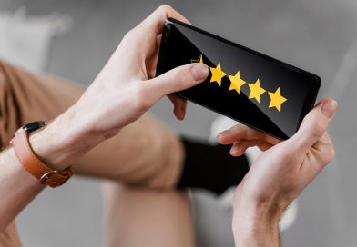 Daniel Moquet : quand les avis clients deviennent un levier d’amélioration continue ? une personne tenant un smartphone à deux mains en mode paysage pour attribuer une note sous forme d'étoiles