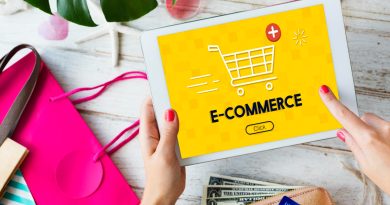 Une personne interagit avec l'écran d'une tablette affichant une application de e-commerce sur un bureau en bois blanc.