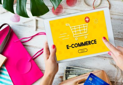 Enfin Libre Canada : un programme d’accompagnement pour se lancer dans le e-commerce Une personne interagit avec l'écran d'une tablette affichant une application de e-commerce sur un bureau en bois blanc.