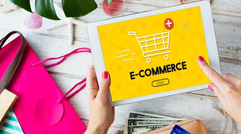 Enfin Libre Canada : un programme d’accompagnement pour se lancer dans le e-commerce Une personne interagit avec l'écran d'une tablette affichant une application de e-commerce sur un bureau en bois blanc.