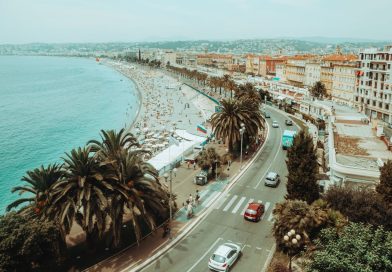 Attentat de Nice : Fabrice Karcenty s’exprime sur ses ressentis des années plus tard la Promenade des Anglais bordée de palmiers, la circulation automobile, la plage fréquentée et la mer d'un bleu éclatant.