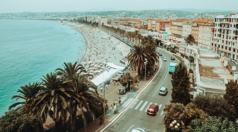Attentat de Nice : Fabrice Karcenty s’exprime sur ses ressentis des années plus tard la Promenade des Anglais bordée de palmiers, la circulation automobile, la plage fréquentée et la mer d'un bleu éclatant.