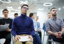 un groupe d’enseignants participant à une session de formation dans une salle de classe