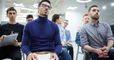 un groupe d’enseignants participant à une session de formation dans une salle de classe