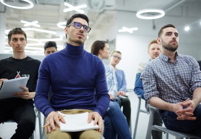 un groupe d’enseignants participant à une session de formation dans une salle de classe