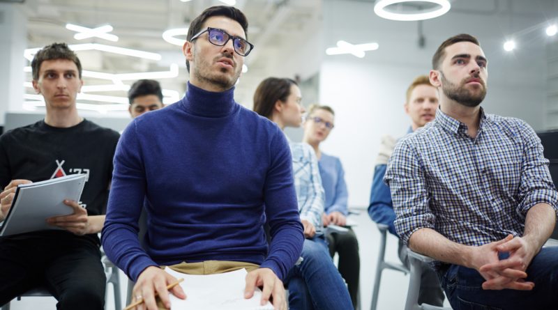 un groupe d’enseignants participant à une session de formation dans une salle de classe