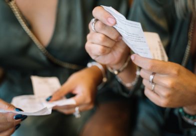Easy Millions : jeu en communauté, probabilités et partage des gains, ce qu’il faut vraiment comprendre deux personnes observant et comparant des tickets de jeu ou reçus de loto qu'elles tiennent entre leurs mains